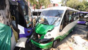 Microbús choca con poste en Reforma; al menos 15 heridos leves