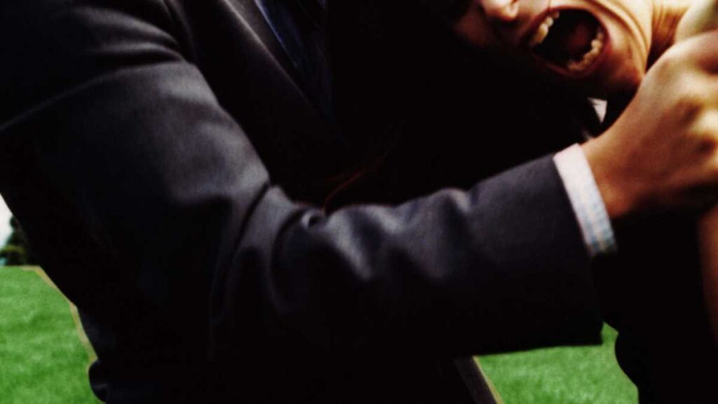 Policía muerde a conductor