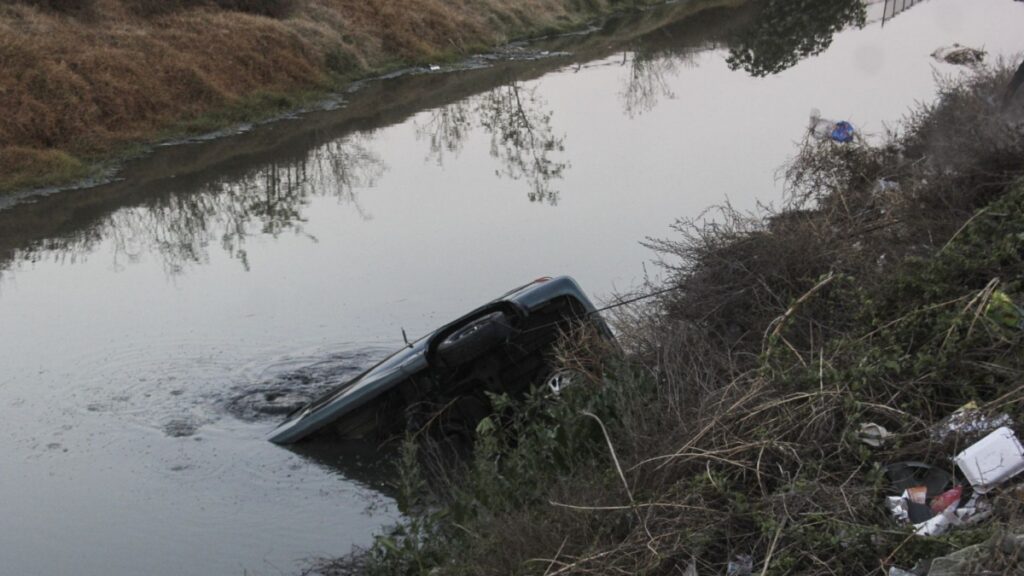 Mueren 2 hermanos al perder el control del auto y caer al río Cuautitlán
