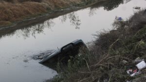 Mueren 2 hermanos al perder el control del auto y caer al río Cuautitlán