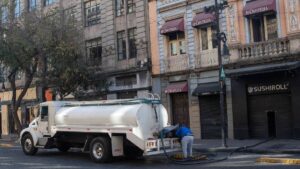 Mueren dos motociclistas atropellados por una pipa en Tlalpan; detienen al conductor