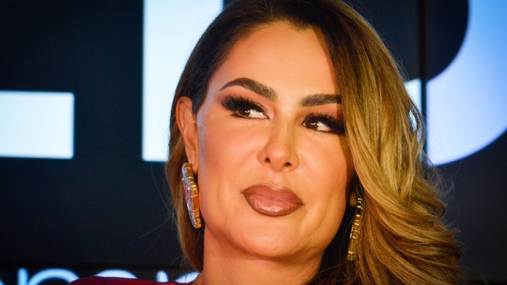 Ninel Conde cambia el color de sus ojos e impacta con su nuevo look