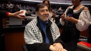 Noroña discute con reporteros por vuelo privado