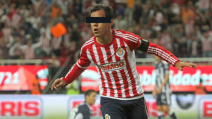 Chivas retira jersey de Omar “N” del museo tras acusaciones por abuso sexual infantil