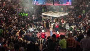 ¿Qué le regalaron a Alfredo Olivas y por qué interrumpió su show en Pachuca?