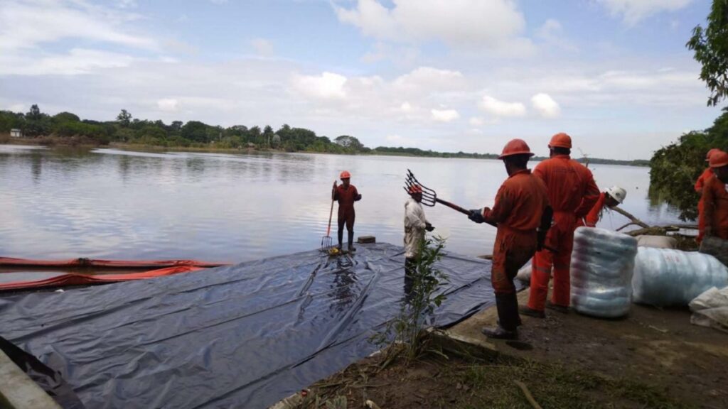 Pemex recupera 1.6 millones de litros de crudo del río Pantepec