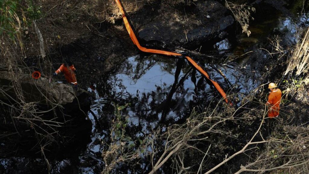 Pemex avanza en la recuperación de hidrocarburo en el río Pantepec, Veracruz