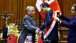 Asume nuevo presidente de Perú tras destitución de Dina Boluarte