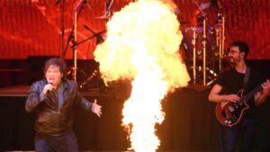 Pese a crisis política, Javier Milei presenta libro cantando rock