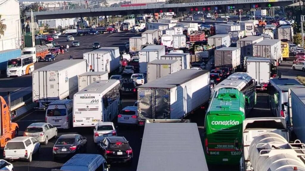 Piperos del Edomex toman caseta en Autopista México-Querétaro.