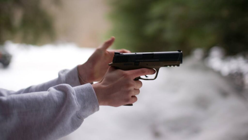 El arma de fuego fue entregada por el padre.