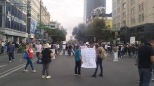 Policías bloquean Centro de la CDMX tras agresiones en marcha del 2 de octubre