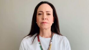 Por lucha democrática en Venezuela, dan Nobel de la Paz a Machado