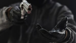 ¡Por unas macetas! Exdirigente del PRD en Veracruz amenaza a vecina con pistola