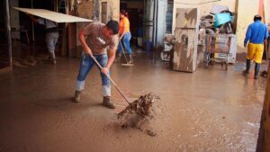 Entre el desastre y la esperanza, habitantes de Poza Rica, Veracruz, limpian sin ayuda