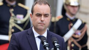 Renuncia primer ministro de Francia horas después de nombrar a su nuevo gabinete