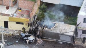 Camión sin frenos embiste autos y provoca incendio en San Juan del Río