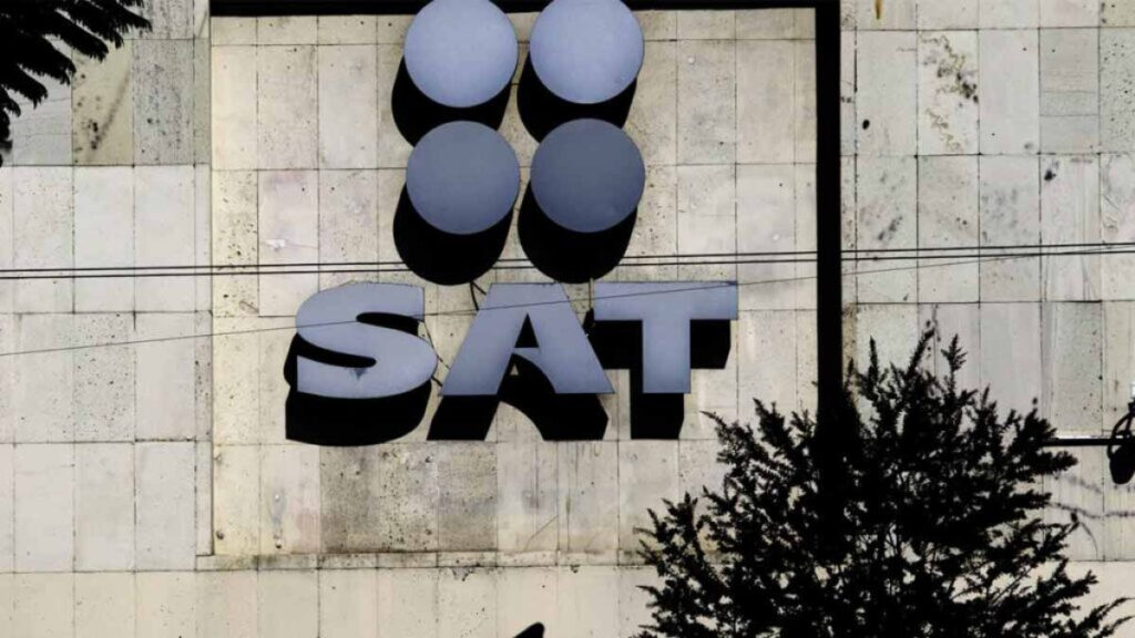 Protesta de trabajadores del SAT por salario