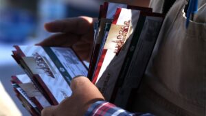 ¿Dónde, cuándo y qué documentos se necesitan para recoger la tarjeta de la Pensión Mujeres Bienestar?