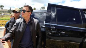 Atacan a balazos vehículo del presidente de Ecuador, Daniel Noboa; sale ileso