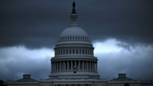 Casa Blanca da inicio a despidos de empleados a causa del cierre de Gobierno