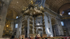 Hombre profana el altar mayor de la Basílica de San Pedro en el Vaticano