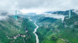 Autos ya cruzan el puente más alto del mundo, en “la grieta de la Tierra”, en China