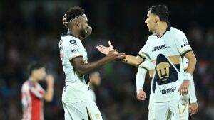 Álvaro Angulo falla un penalti de último minuto y evita que Pumas rescate el empate con Chivas