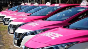 Reportan que taxis pirata extorsionan a turistas en CDMX 