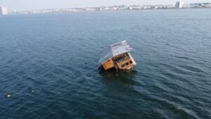Restaurante arrastrado por inundaciones llega a Coatzacoalcos; viajó 600 kilómetros