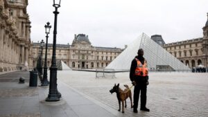 Encapuchados y sobre escalera eléctrica: video muestra huida de ladrones del Museo Louvre