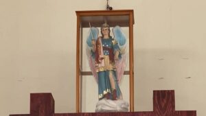 Sacerdote intenta robar imagen de 100 años de antigüedad y pobladores lo detienen