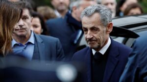 Sarkozy entra a prisión y asegura ser inocente