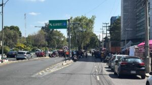 Trabajadores del SAT bloquean Viaducto en ambos sentidos