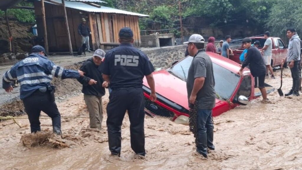 Se desborda presa de Jalpan, deja deslaves y cierre de carreteras