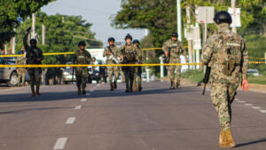 Riña en penal y balaceras dejan muertos en Culiacán