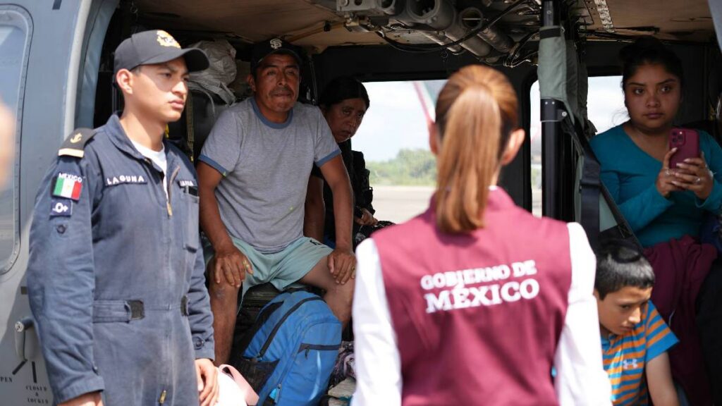 Claudia Sheinbaum y Rocío Nahle refuerzan apoyo a familias afectadas por lluvias en Veracruz con 20 helicópteros y 50 refugios.