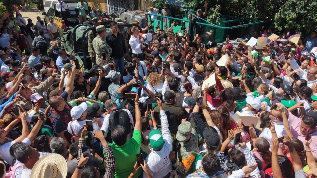 Sheinbaum y Gallardo recorren Tamazunchale; inician censo de Bienestar y entregan apoyos a familias afectadas por lluvias.