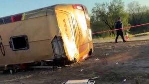 Fatal volcadura en Sonora deja seis muertos y una decena de lesionados
