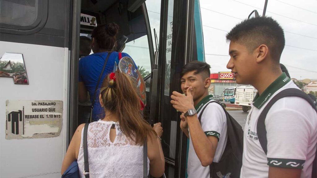 Suben las tarifas del transporte público en Monterrey.