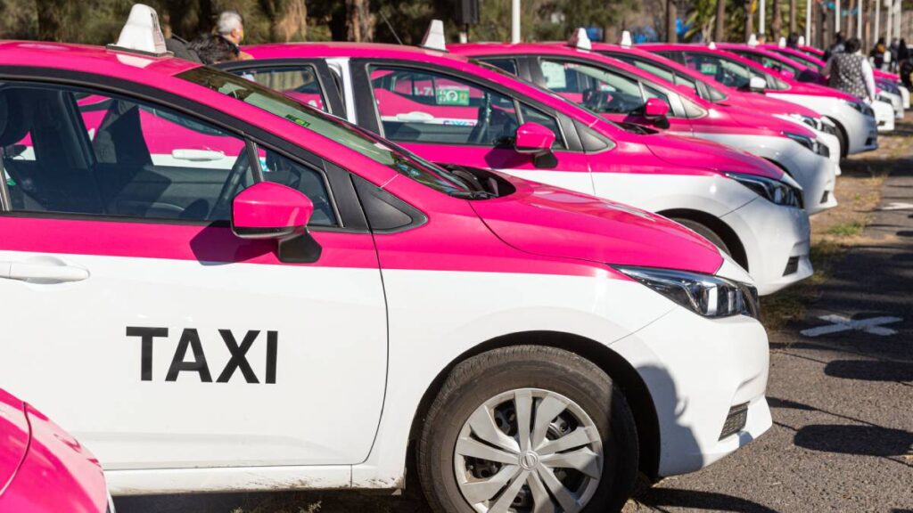 SEMOVI abre apoyos de hasta 200 mil pesos para taxis en CDMX.