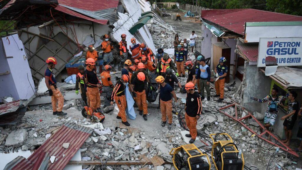 Labores de rescate tras terremoto en Filipinas
