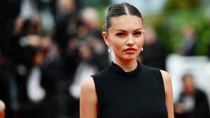 La “chica más hermosa del mundo” sorprende en desfile de moda en París