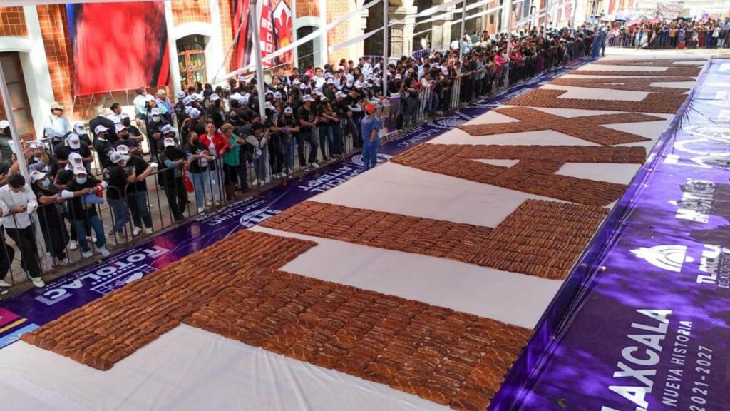 Tlaxcala sí existe y rompe Récord Guinness con pan de fiesta más grande