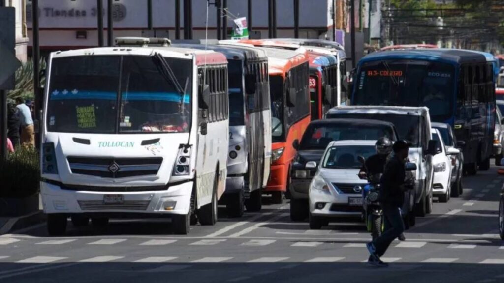 Transportistas en Toluca anuncian alza de pasaje no oficial.