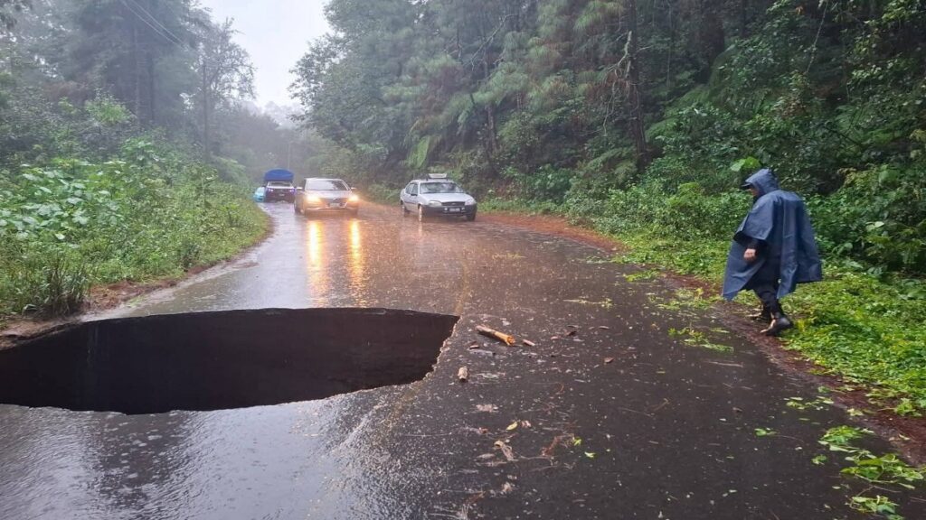 tormenta-jerry-provoca-derrumbes-socavon-y-dos-muertes-en-puebla