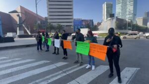 Trabajadores del SAT inician paro; bloquean Viaducto y Reforma