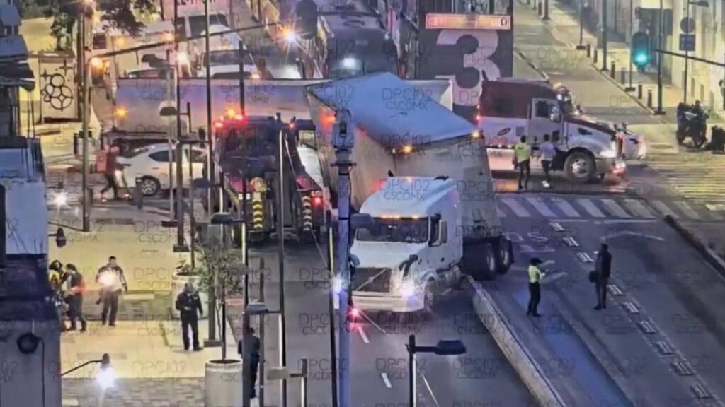 Caja partida de tráiler afecta Metrobús Línea 3.