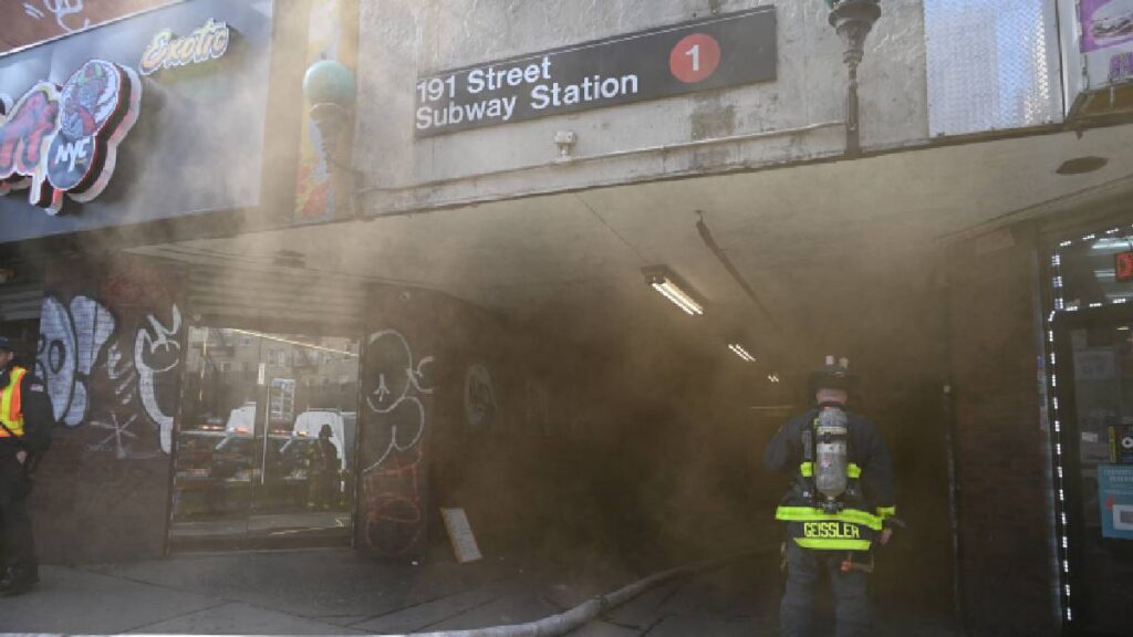 Tres vagones del metro de Nueva York se desacoplaron en el Bronx; MTA evacuó a pasajeros y suspendió el servicio por horas.
