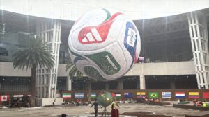 El espíritu del Mundial 2026 ya se siente en el AICM; así luce el balón gigante “Trionda”